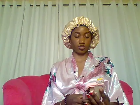Snapshot of Queeen_model chatting on October 6, 9:34 pm Queeen model online show from October 6, 9:34 pm