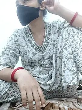 Snapshot of Aaradhya chatting on April 28, 1:04 am Aaradhya online show from April 28, 1:04 am