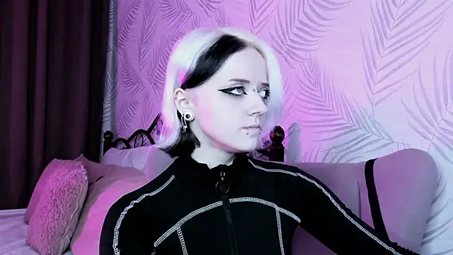Snapshot of Holy_Silvia chatting on December 19, 8:13 am Holy Silvia online show from December 19, 8:13 am