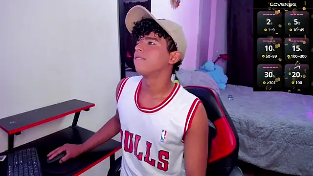 Snapshot of Noah_Smith04 chatting on October 6, 7:55 pm Noah Smith04 online show from October 6, 7:55 pm