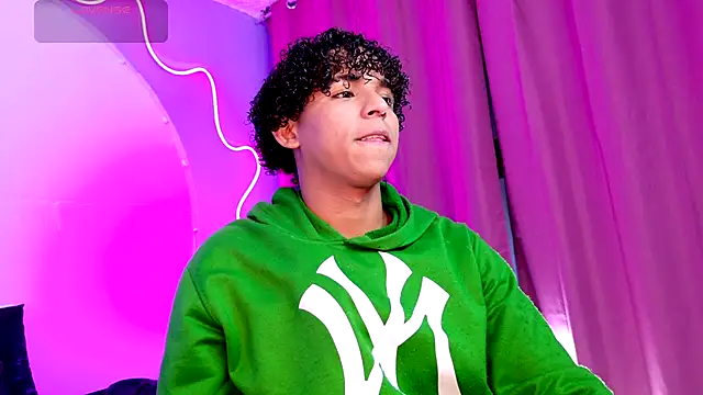 Snapshot of Noah_Smith04 chatting on December 2, 2:34 pm Noah Smith04 online show from December 2, 2:34 pm