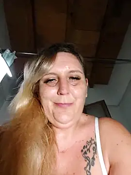 BecciDeluxe online show from November 15, 5:09 pm