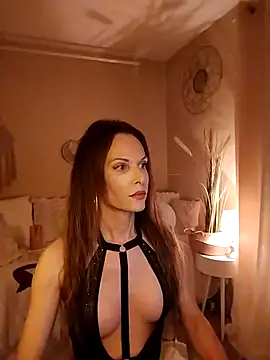 Snapshot of Luna_Kitanna chatting on May 2, 6:13 pm Luna Kitanna online show from May 2, 6:13 pm