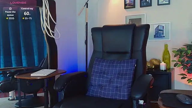 Snapshot of HenryBenso chatting on April 7, 4:07 pm HenryBenso online show from April 7, 4:07 pm