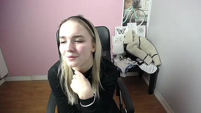 Snapshot of viktoria_lovely chatting on December 17, 11:17 am viktoria lovely online show from December 17, 11:17 am