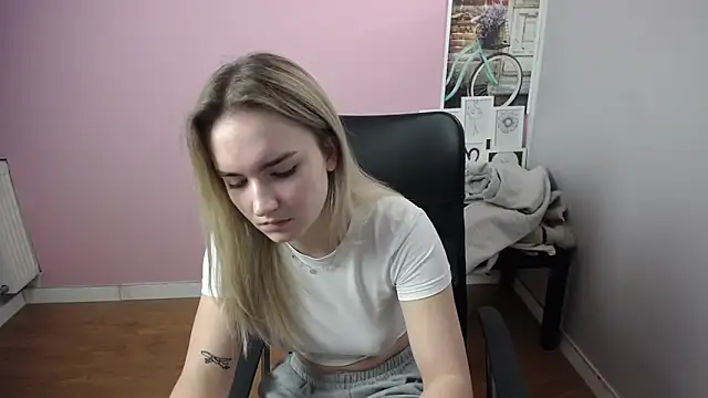 Snapshot of viktoria_lovely chatting on January 18, 9:45 am viktoria lovely online show from January 18, 9:45 am