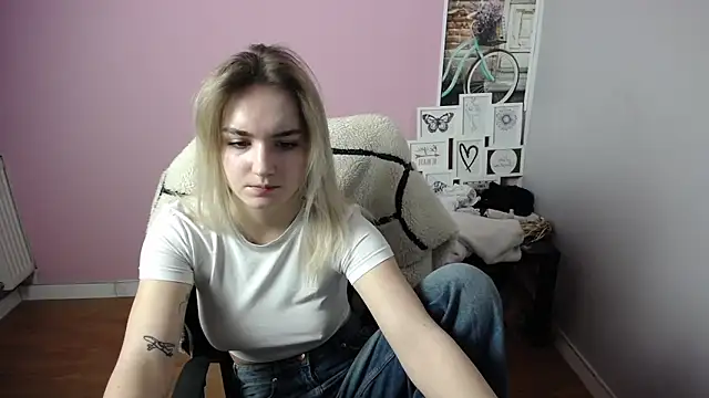 Snapshot of viktoria_lovely chatting on February 18, 10:05 am viktoria lovely online show from February 18, 10:05 am