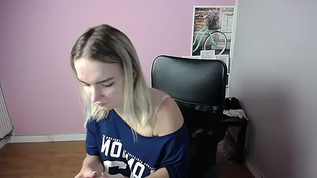 Snapshot of viktoria_lovely chatting on September 9, 6:35 am viktoria lovely online show from September 9, 6:35 am