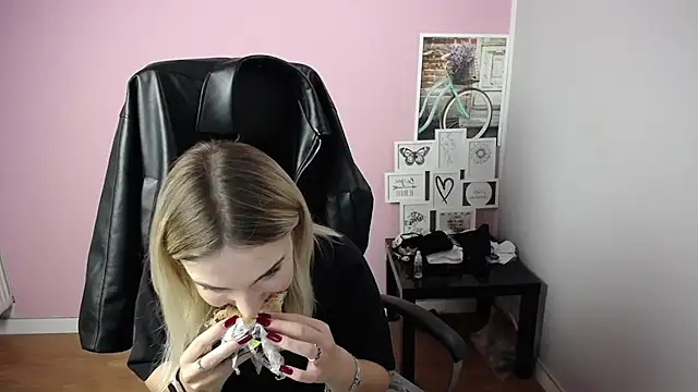 Snapshot of viktoria_lovely chatting on October 22, 9:31 am viktoria lovely online show from October 22, 9:31 am