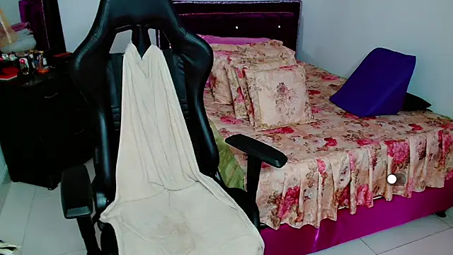 Snapshot of Lily_Benet1 chatting on February 23, 8:33 pm Lily Benet1 online show from February 23, 8:33 pm