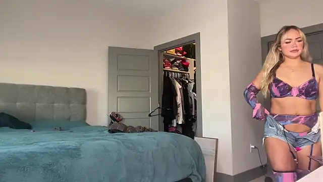 ElenaErickson online show from December 30, 10:45 pm