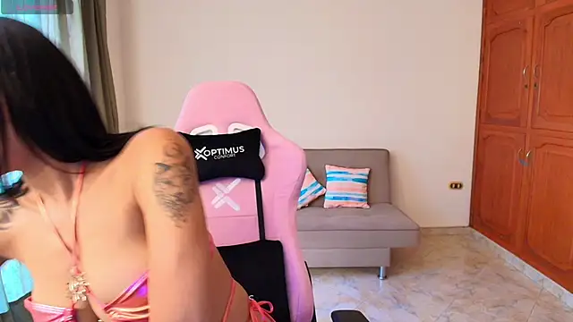 Snapshot of lili_jade222 chatting on October 17, 1:57 pm lili jade222 online show from October 17, 1:57 pm