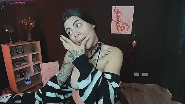 Snapshot of _WednesdayFriday_ chatting on January 5, 9:25 pm WednesdayFriday online show from January 5, 9:25 pm