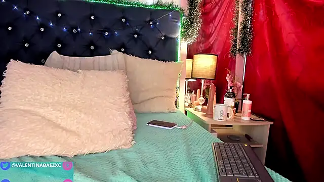 valentinabaez online show from December 6, 9:02 pm