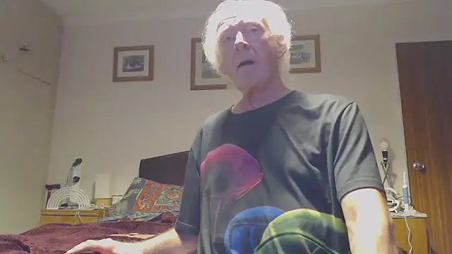 Snapshot of WaverlyKernow chatting on December 2, 8:11 pm WaverlyKernow online show from December 2, 8:11 pm
