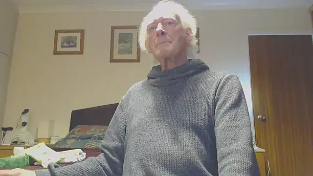 Snapshot of WaverlyKernow chatting on December 4, 3:32 pm WaverlyKernow online show from December 4, 3:32 pm