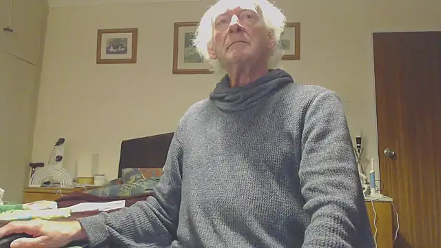 Snapshot of WaverlyKernow chatting on December 5, 10:55 am WaverlyKernow online show from December 5, 10:55 am