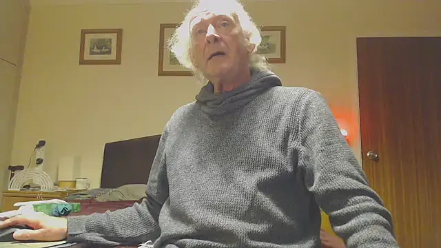 Snapshot of WaverlyKernow chatting on December 16, 4:05 pm WaverlyKernow online show from December 16, 4:05 pm