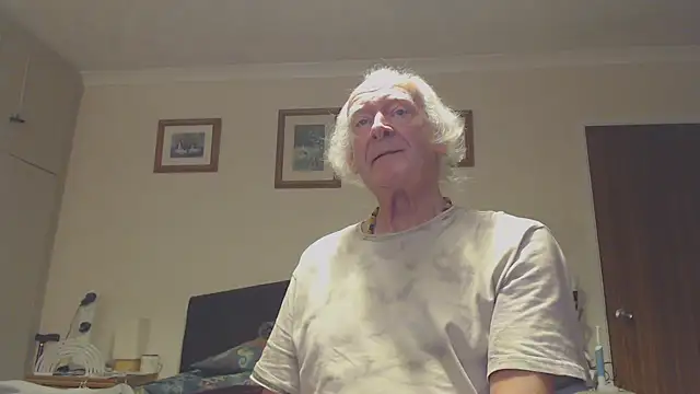 Snapshot of WaverlyKernow chatting on December 20, 12:05 pm WaverlyKernow online show from December 20, 12:05 pm