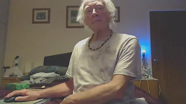 Snapshot of WaverlyKernow chatting on December 21, 9:12 am WaverlyKernow online show from December 21, 9:12 am