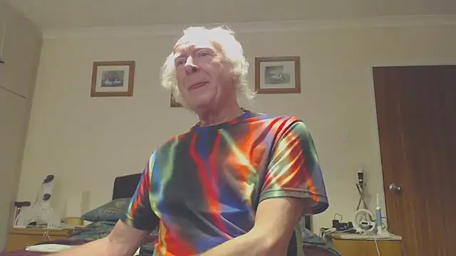 Snapshot of WaverlyKernow chatting on December 24, 1:06 pm WaverlyKernow online show from December 24, 1:06 pm