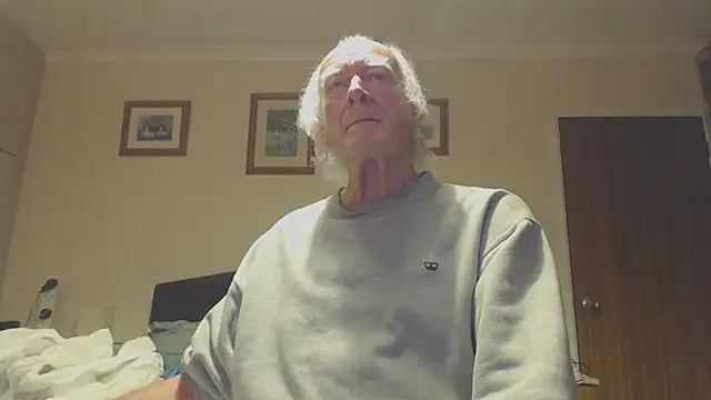 Snapshot of WaverlyKernow chatting on December 31, 7:53 am WaverlyKernow online show from December 31, 7:53 am