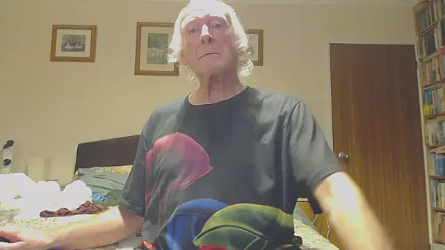 Snapshot of WaverlyKernow chatting on January 1, 3:03 pm WaverlyKernow online show from January 1, 3:03 pm