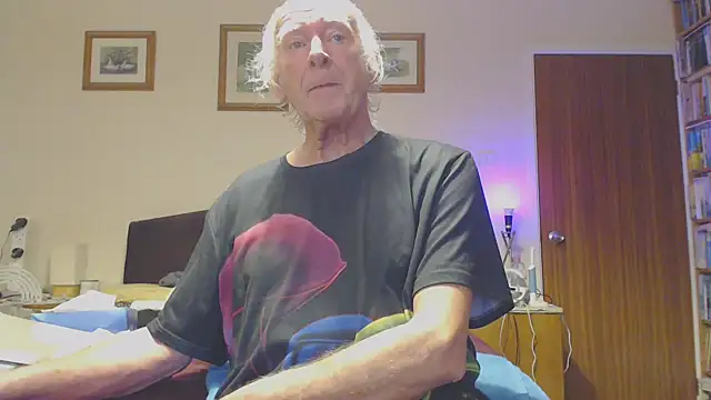 Snapshot of WaverlyKernow chatting on January 10, 3:06 pm WaverlyKernow online show from January 10, 3:06 pm