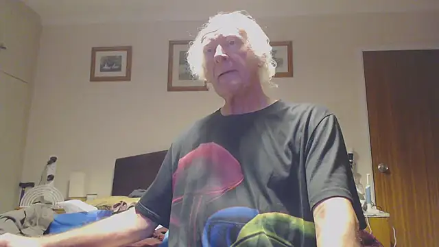 Snapshot of WaverlyKernow chatting on January 11, 7:49 am WaverlyKernow online show from January 11, 7:49 am