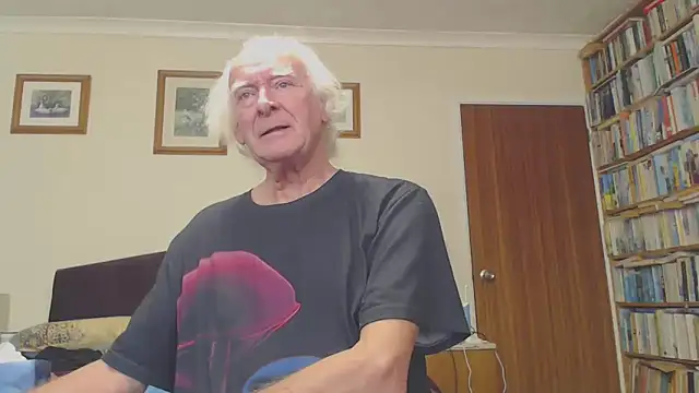 Snapshot of WaverlyKernow chatting on January 12, 2:19 pm WaverlyKernow online show from January 12, 2:19 pm