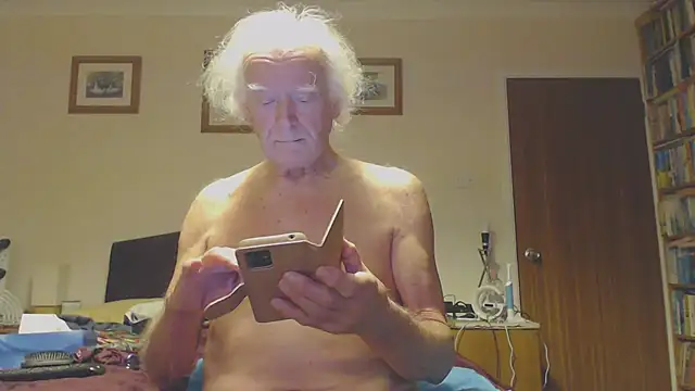 Snapshot of WaverlyKernow chatting on January 13, 8:05 am WaverlyKernow online show from January 13, 8:05 am