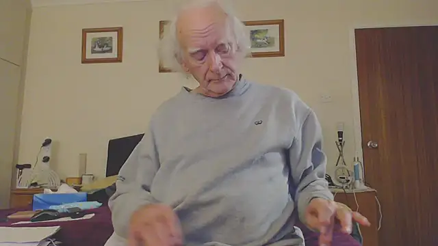 Snapshot of WaverlyKernow chatting on January 19, 2:59 pm WaverlyKernow online show from January 19, 2:59 pm