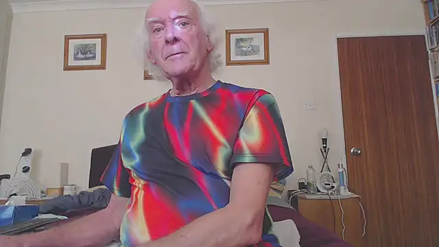 Snapshot of WaverlyKernow chatting on January 22, 1:32 pm WaverlyKernow online show from January 22, 1:32 pm