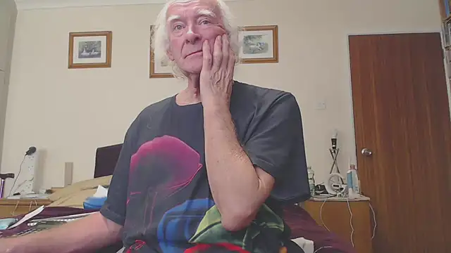 Snapshot of WaverlyKernow chatting on January 31, 10:20 am WaverlyKernow online show from January 31, 10:20 am