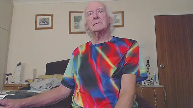 Snapshot of WaverlyKernow chatting on February 4, 3:36 pm WaverlyKernow online show from February 4, 3:36 pm