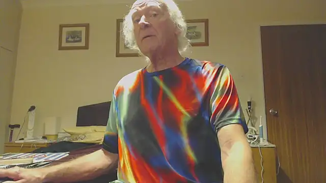 Snapshot of WaverlyKernow chatting on February 5, 7:39 am WaverlyKernow online show from February 5, 7:39 am
