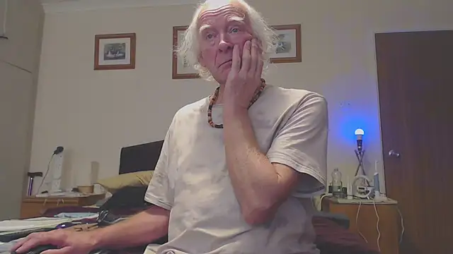 Snapshot of WaverlyKernow chatting on February 7, 12:39 pm WaverlyKernow online show from February 7, 12:39 pm