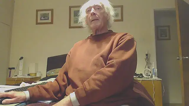 Snapshot of WaverlyKernow chatting on February 10, 2:59 pm WaverlyKernow online show from February 10, 2:59 pm