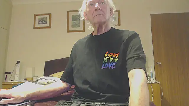 Snapshot of WaverlyKernow chatting on February 14, 9:13 am WaverlyKernow online show from February 14, 9:13 am