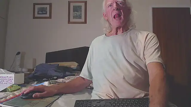 Snapshot of WaverlyKernow chatting on September 8, 2:16 pm WaverlyKernow online show from September 8, 2:16 pm