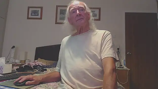 Snapshot of WaverlyKernow chatting on September 10, 3:01 pm WaverlyKernow online show from September 10, 3:01 pm