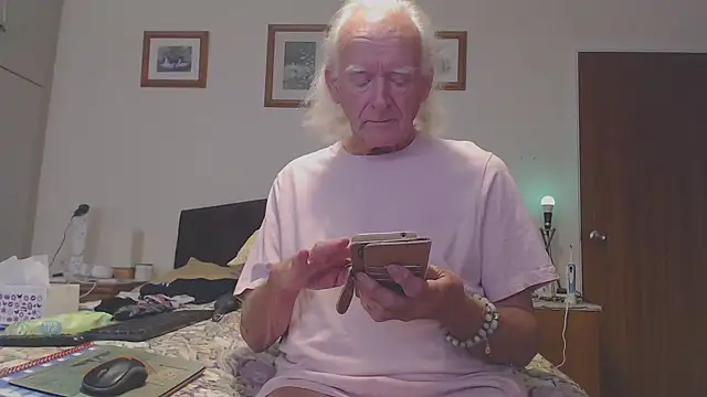 Snapshot of WaverlyKernow chatting on September 11, 1:55 pm WaverlyKernow online show from September 11, 1:55 pm