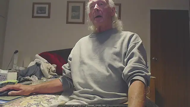 Snapshot of WaverlyKernow chatting on September 14, 2:16 pm WaverlyKernow online show from September 14, 2:16 pm