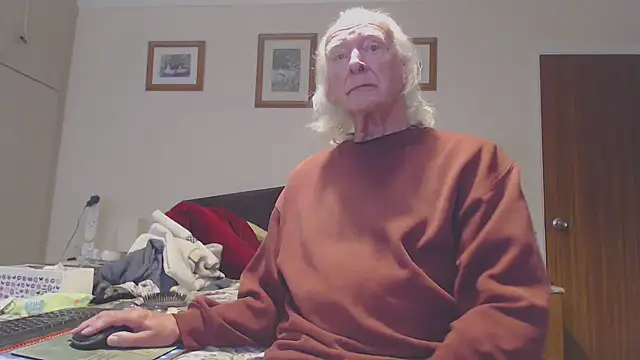 Snapshot of WaverlyKernow chatting on September 15, 10:15 am WaverlyKernow online show from September 15, 10:15 am