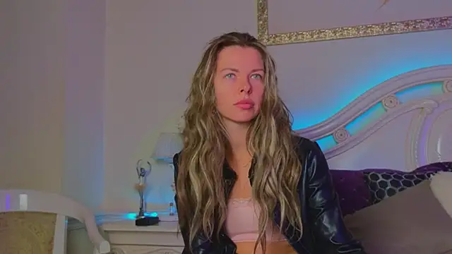 Snapshot of Real_Tini chatting on October 3, 8:33 am Real Tini online show from October 3, 8:33 am