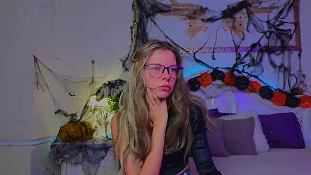 Snapshot of Real_Tini chatting on October 24, 11:50 am Real Tini online show from October 24, 11:50 am