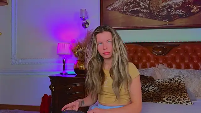 Snapshot of Real_Tini chatting on November 4, 6:01 am Real Tini online show from November 4, 6:01 am