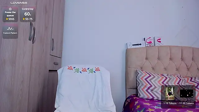 Snapshot of emily1_ chatting on December 7, 4:58 pm emily1 online show from December 7, 4:58 pm