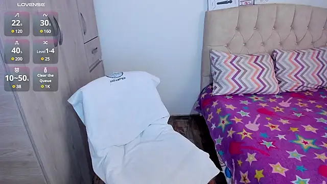 Snapshot of emily1_ chatting on December 13, 6:59 pm emily1 online show from December 13, 6:59 pm