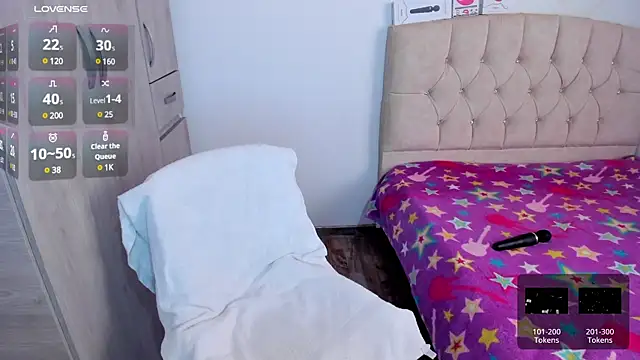 Snapshot of emily1_ chatting on December 15, 1:43 pm emily1 online show from December 15, 1:43 pm